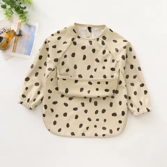 Long sleeve bib with crumb pouch (Black dot)